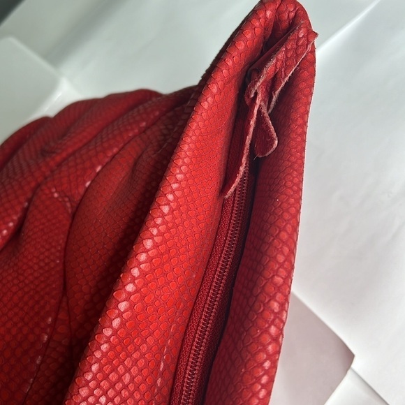 Gino Snake Embossed Extra Large Red Leather Scrunched Zip Clutch Bag - Picture 6 of 10